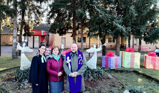 Adventný veniec v Lovinobani - zapálenie sviece  