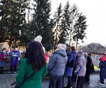 Adventný veniec v Lovinobani - zapálenie sviece 