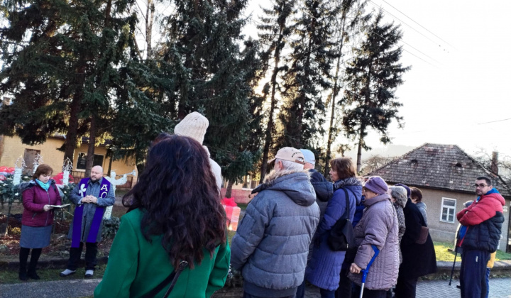 Adventný veniec v Lovinobani - zapálenie sviece 