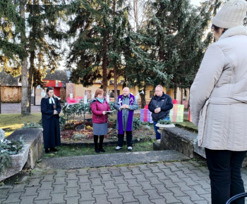 Adventný veniec v Lovinobani - zapálenie sviece 