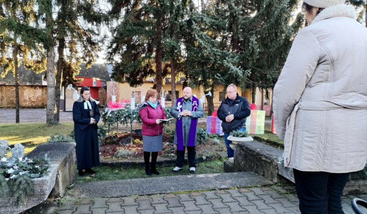 Adventný veniec v Lovinobani - zapálenie sviece 