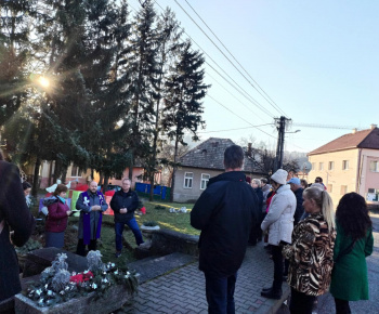 Adventný veniec v Lovinobani - zapálenie sviece 