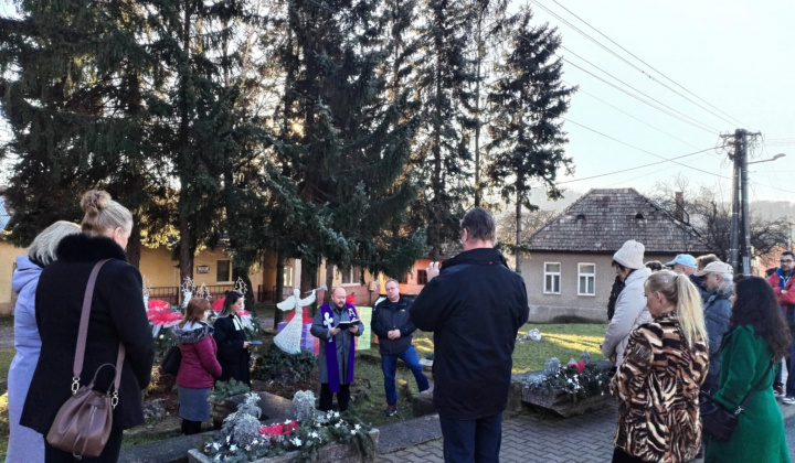 Adventný veniec v Lovinobani - zapálenie sviece 