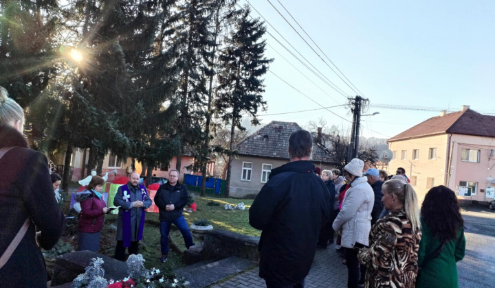 Adventný veniec v Lovinobani - zapálenie sviece 